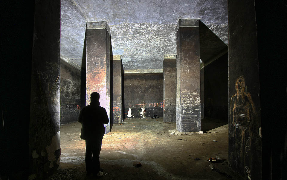 Pohled na poničené technické dílo může být svého druhu zklamáním. Nadšení z velkolepého sálu, který kdysi objímal statisíce litrů vody, však nezkalí.