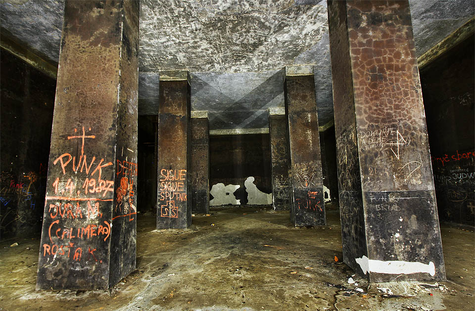 Pohled z opačné strany (od severozápadu) se nikterak neliší od toho předchozího. Jen nápisy se změnily.