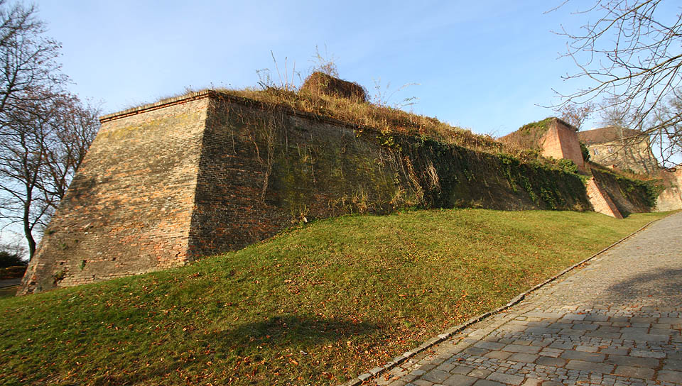 Při pohledu od východu je dobře vidět vstupní šachtu staršího (uprostřed) i mladšího (vpravo) vodojemu.