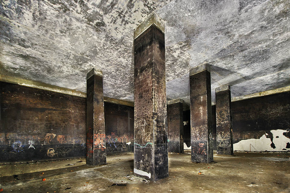 Představuji si podzemní sál jako prostornou hodovní síň se stoly pokrytými bílými ubrusy nebo tajnou podzemní hydroponickou zahradu či laboratoř plnou neznámých strojů a vůní.