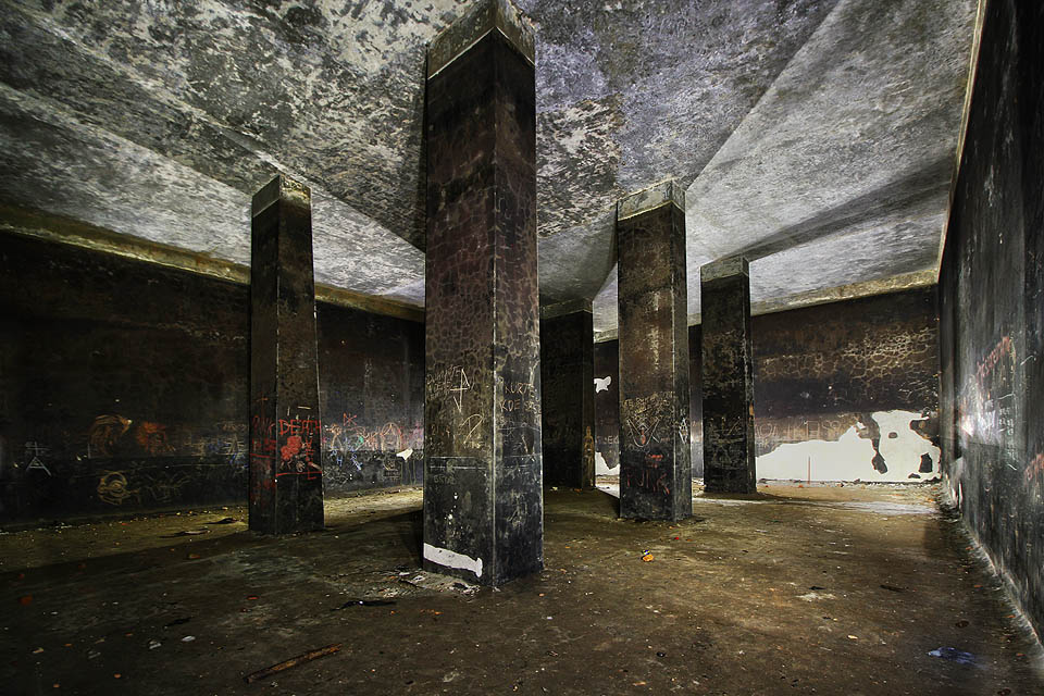 Geometrické hry stínů a světel nemohou nechat v klidu žádného fotografa. Dokázal bych tu strávit klidně celou noc.