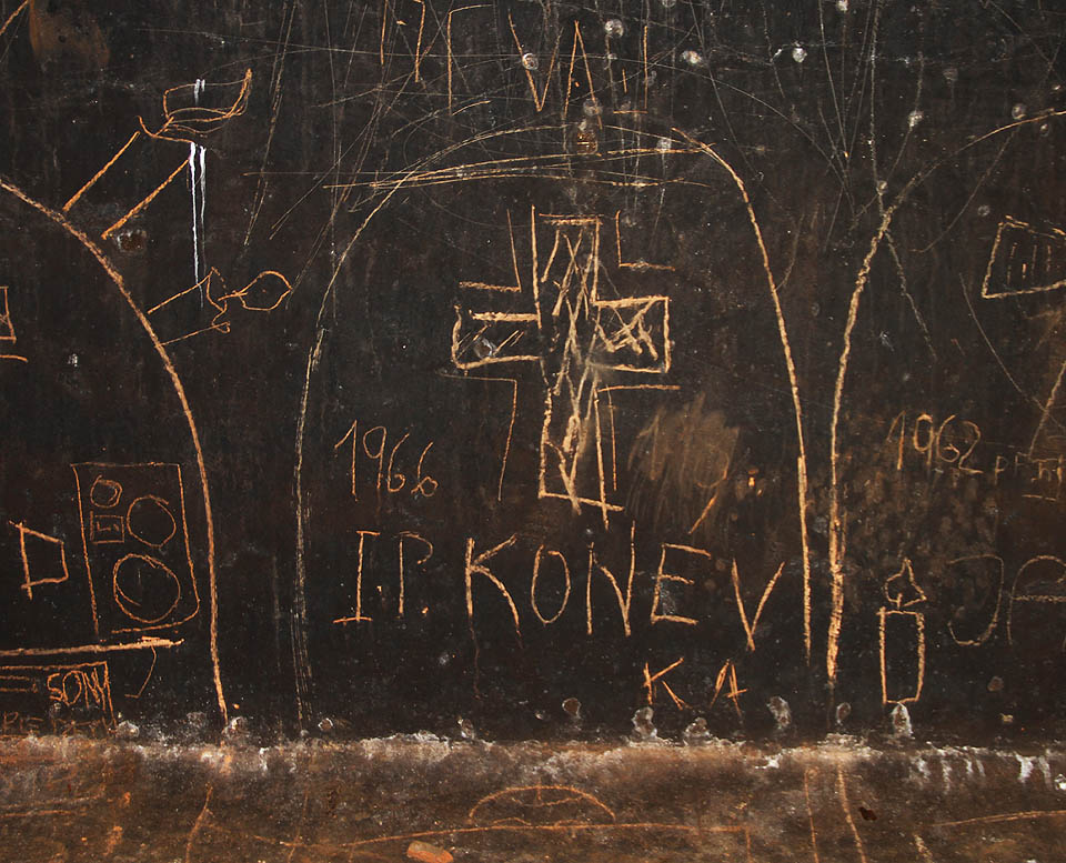 Kapitolou pro sebe jsou politické nápisy. Odhalíte chybu, které si ¥ okamžitě všimnul?