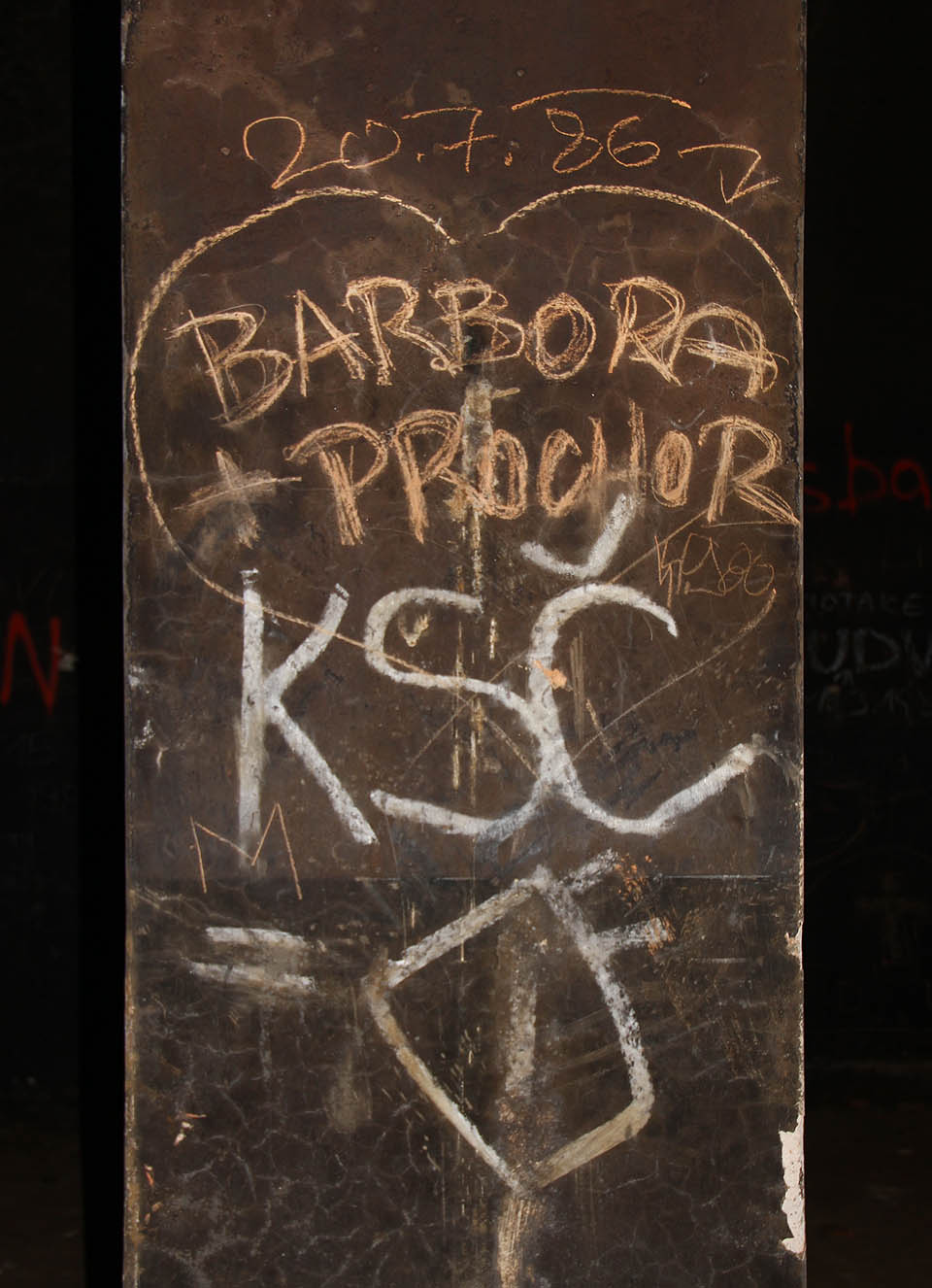 V roce 1986 ovšem politické proklamace poněkud přitvrzují.