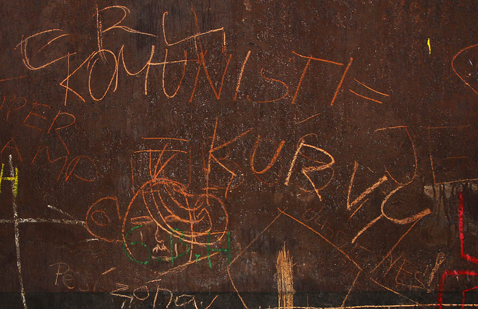 Zde doplnil autor svůj názor na komunisty rovnou obrázkem vůdce.