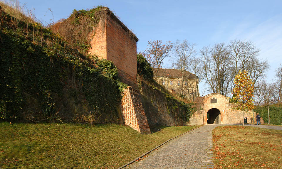 Vstupní šachta mladšího, betonového vodojemu, kterou v 80. letech 20. století pronikla dovnitř nespokojená mládež rozličného druhu: romantici, sprejeři, toxikomani, rockeři, nadějní disidenti a beznadějní fašisti.