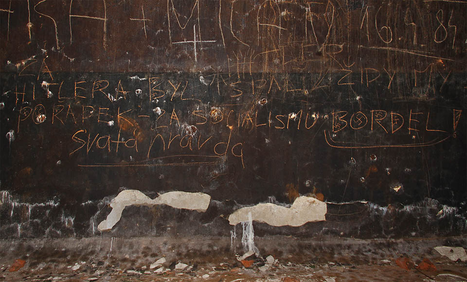 „Za Hitlera byl pořádek - za socialismu bordel“. Což ostatně potvrzuje nápis z roku 1984 sám o sobě.