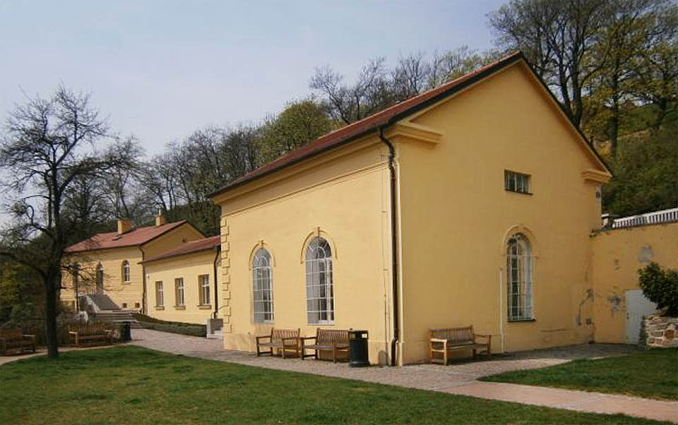 Parní strojovna na jižním úbočí kopce sloužila k vytláčení vody do vodojemu. Nejprve do šoupátkové komory s plovákovou regulací.