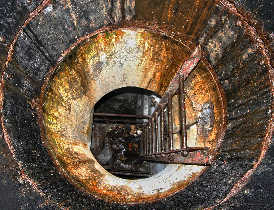 Ocelová vstupní šachta do šoupátkové komory není ničím pro klaustrofobiky.