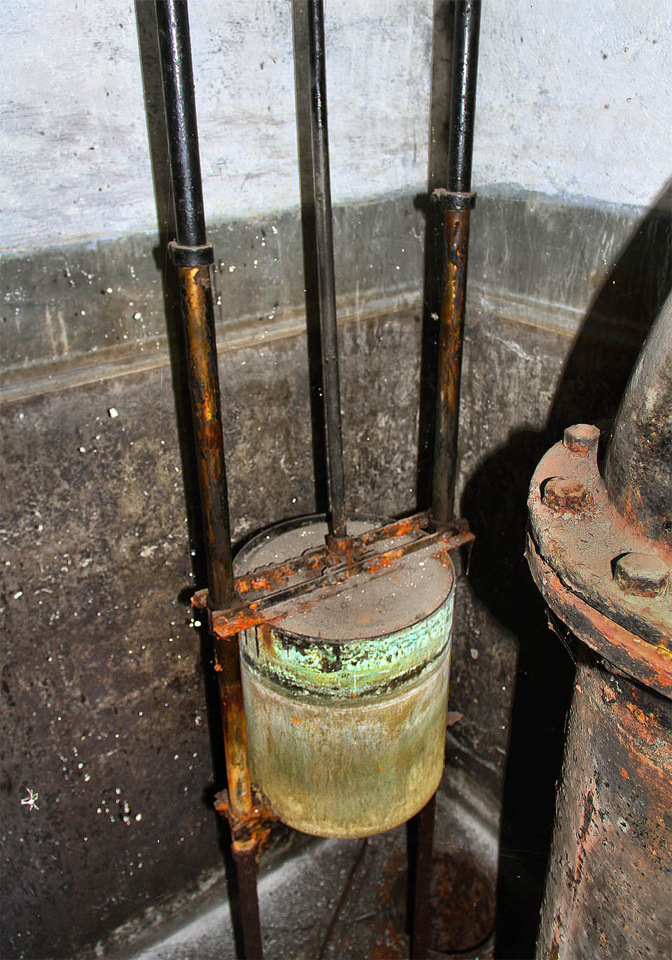 Plovák o objemu cca 15 l klouzal po mosazných kolejničkách nahoru a dolů podle aktuální žíznivosti obyvatel města.