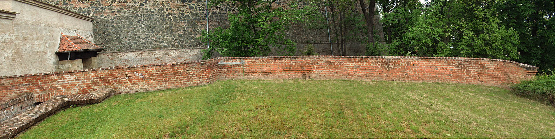 Povrch mladšího (betonového) vodojemu při pohledu od jihovýchodu směrem k hradu. Foto Radoslav Ulrich.