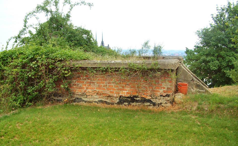 Pohled na vstupní šachtu do staršího vodojemu z roku 1870 umožňuje nahlédnout jak na níže položený vodojem na Petrově, tak vyčnívající asfaltovou izolaci, která na svém místě přetrvala po 146 let.