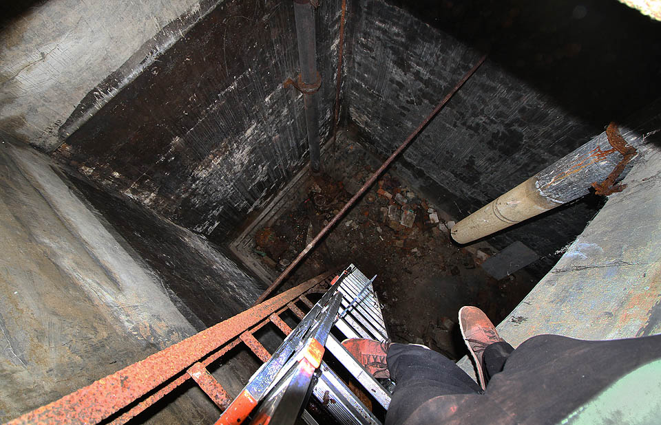 Sestup do staršího vodojemu po původním žebříku již není možný. Po vynoření z vody stupně definitivně zkorodovaly a zřítily se do hlubiny.