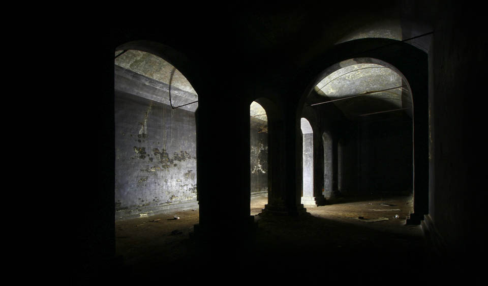 První pohledy do útrob úctyhodné stavby dávají tušit velkolepost a téměř posvátnou atmosféru úchvatného technického díla.