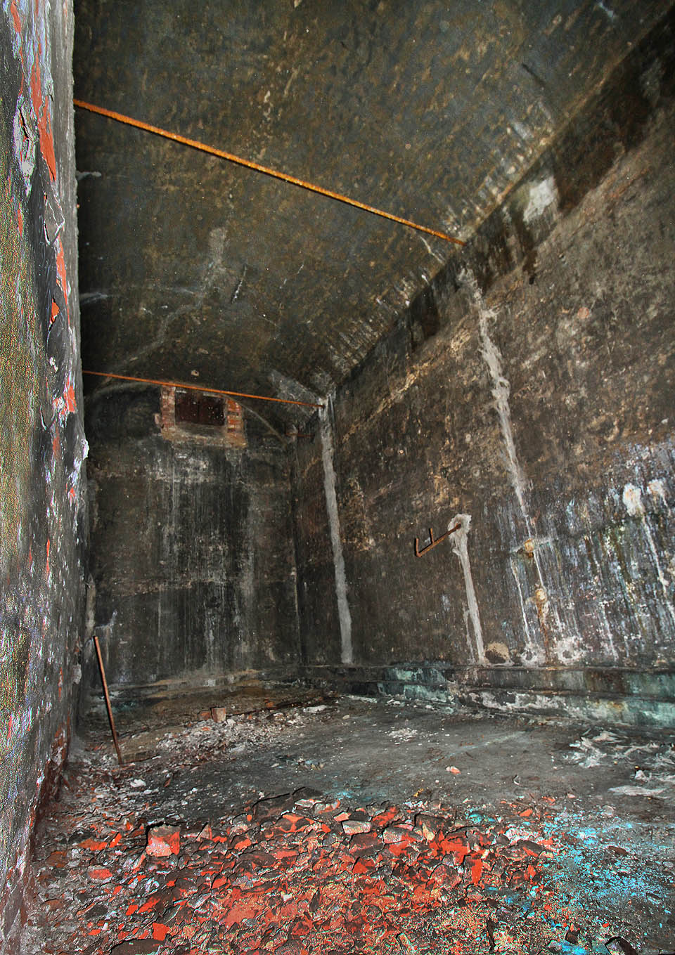 V jižním cípu staršího vodojemu se nachází menší oddělená nádrž (cca 3 m × 5 m). Její účel není zcela jasný - přístupná je pouze otvorem proraženým v masivní cihlové zdi.