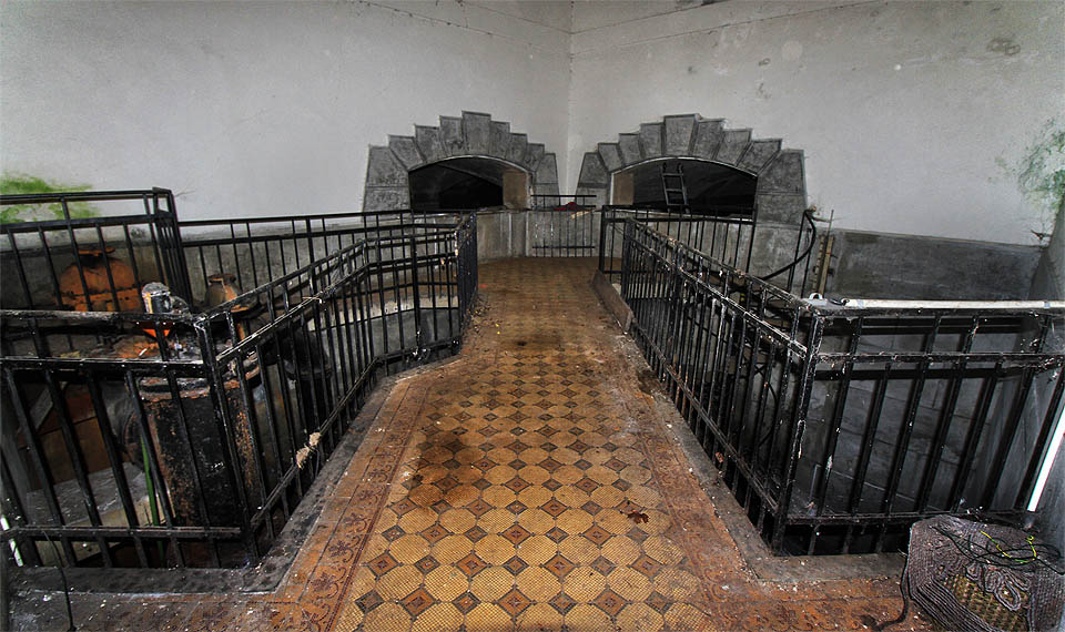 Z armaturní komory bylo skrze dva průhledy možné kontrolovat stav vody v nádržích. Podle kamenného ostění průhledu a dlažby terazzo lze odhadnout původ třetího vodojemu do 10. let 20. století.