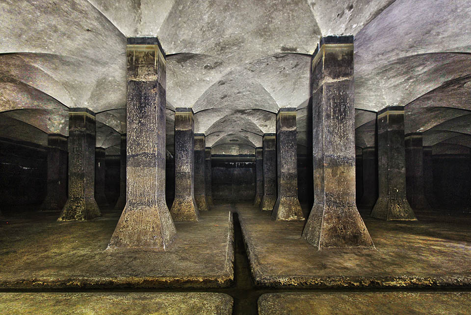 Století zaplavení vodou vytvořilo na stěnách a sloupech podivné barevné vrstvy, které společně s křížovou klenbou stropů vyvolávají snad až dojem zámecké vznešenosti.