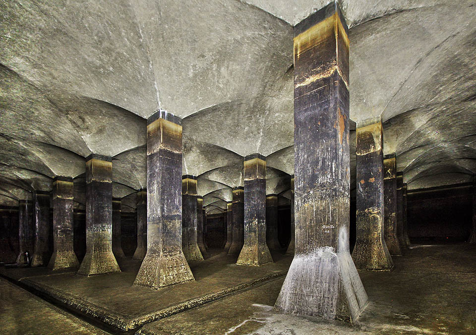 To by byla svatyně Vontů! Nebo koncertní síň. Tajná prohibiční herna. Sál pro vývoj všeničící zbraně. Válečný kryt. Pěstírna žampionů. Podzemní zámek pro unesenou princeznu.