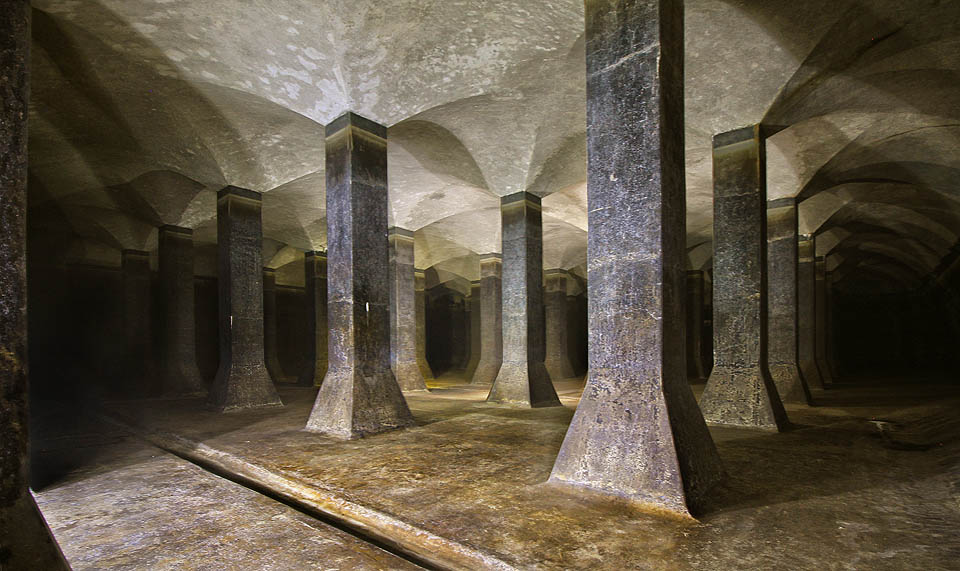 Není těžké podlehnout dojmu, že sloupoví ubíhá do nekonečna v obou dimenzích. Ve tmě je obtížné zahlédnout tmavé stěny a člověk se neubrání mylšenkám na Krakatit či Troskova kapitána Nema.