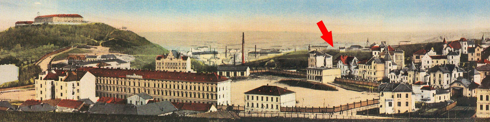 Šipka ukazuje podobu prvního vodojemu na panoramatické pohlednici Úřednické čtvrti okolo roku 1920. Dobře patrná je hrana zemního valu ze severní strany vodojemu a technologický domek, který na místě stojí dodnes.