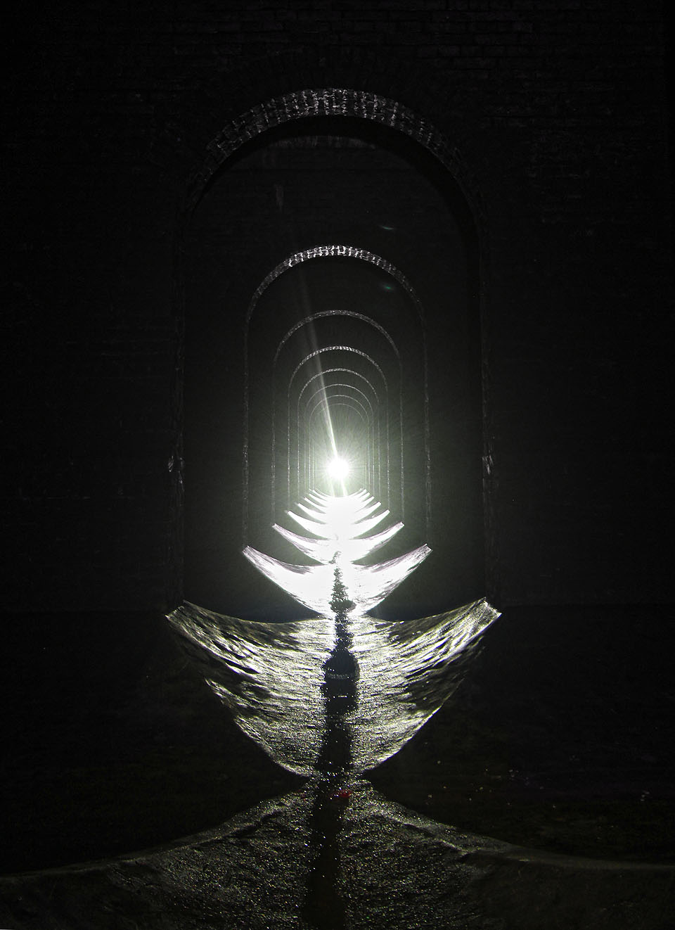 Nejstarší vodojem je rozdělen na devět oddílů mezi masivními zdmi z kvalitních pálených cihel. Podobných, ze kterých je tělocvična pod hradem na Komenského náměstí, Červený kostel nebo bývalý Německý dům.