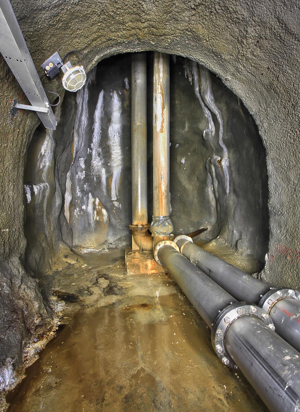 Veškeré potrubí je téměř dokonale těsné, jediná vlhkost pochází z průsaků ve stěnách štoly.