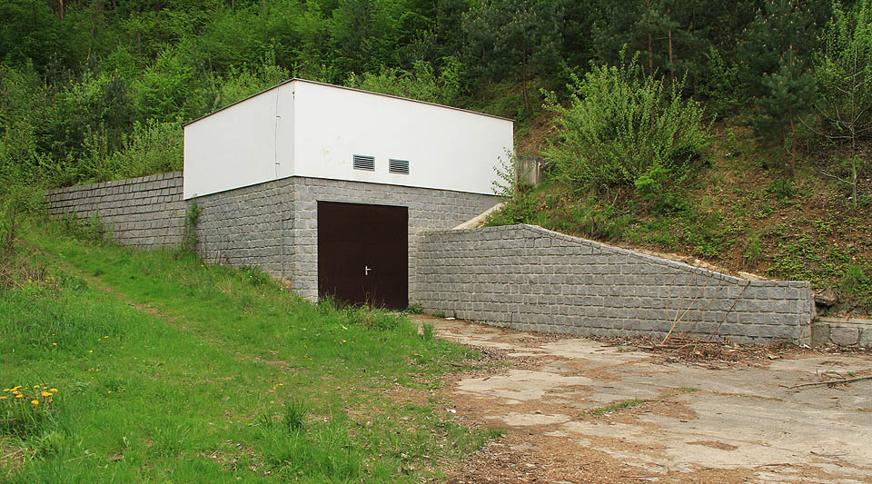 A tak vypadá jednoduchá budova při severním portálu tunelu. Nachází se na nepřístupném místě v uzavřeném areálu nad řekou <a href=/Tema/Svratka%20%28%C5%99eka%29>Svratkou</a>.