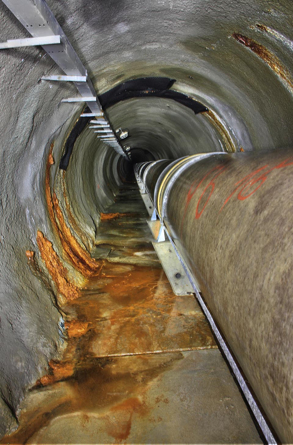 Místy vede štola pod vrstvou nadloží až 100 m tlustou, což znamená velmi vysoký tlak průsakových vod. Ty vstřikují v drobných kapičkácch do tunelu přes poruchy v betonovém ostění a vytváří zde nánosy barevného sintru.