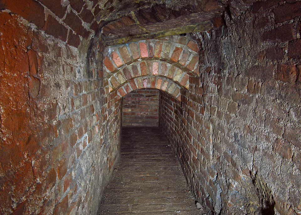 Voda z Ponávky tudy tekla (doprava) směrem do centra města. Dnes je tato chodba zaslepená a pravděpodobně směrem k náměstí Svobody (kde končila v Merkurově kašně) neprůchozí.