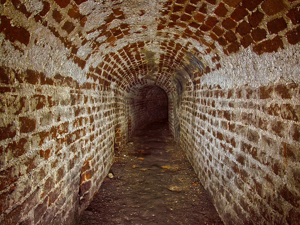 Na několika místech se zdá, že pod podlahou chodby je další klenba, snad odpadní stoky.