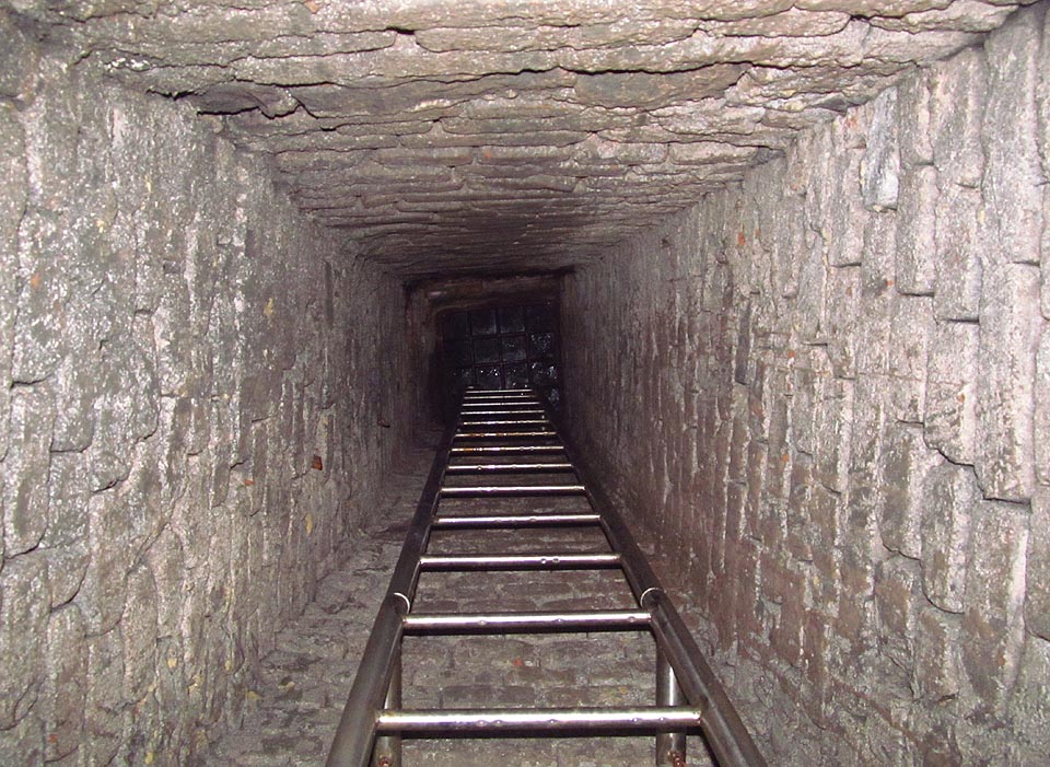 V místě, kde pravděpodobně pod klášterem chodba končila a voda vytékala volně směrem k Ponávce je dnes poklop ústící na tramvajovou zastávku.