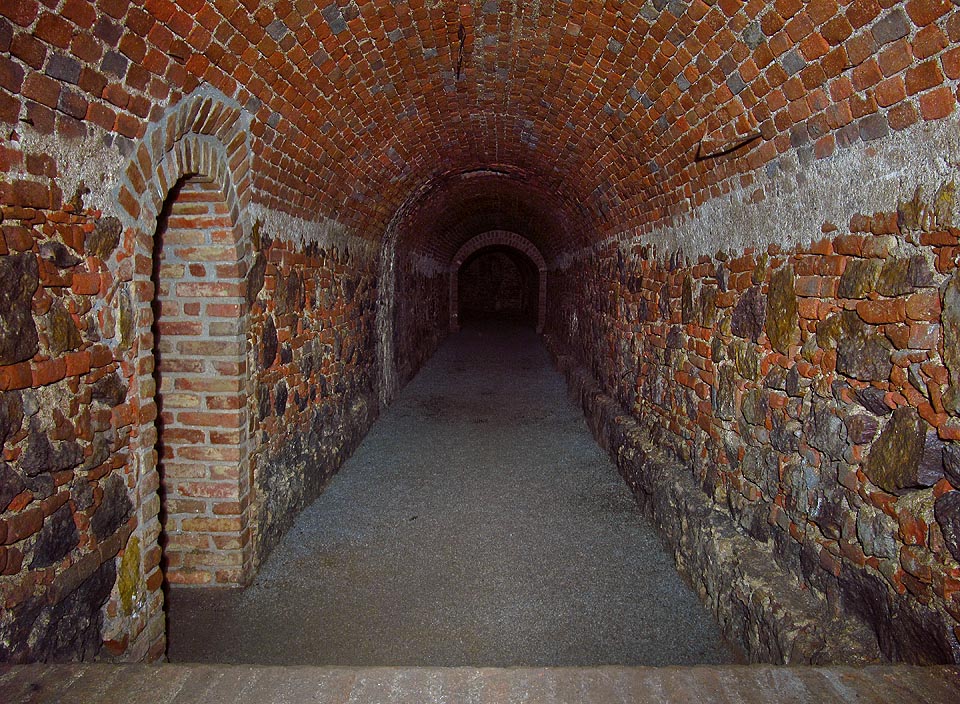 První odbočka doleva je tvořena úzkou cihlami vyzděnou chodbou, která se zatáčí vlevo a umožňuje člověku pohodlný průchod.