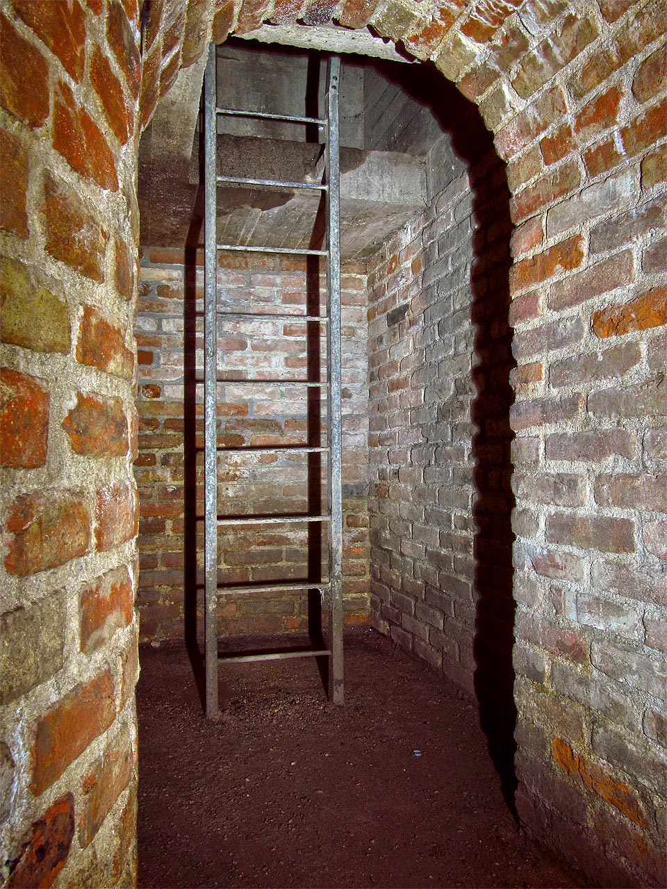 K našemu zklamání však vzápětí chodba končí žebříkem vedoucím na povrch a zamčeným poklopem.