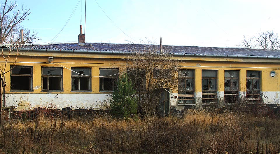 Budova 2 s hlavním sálem a anténou.