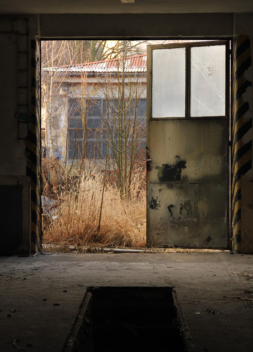 Ó proč tak pozdě? řek jsem k ní. Poslední slunce na sítí,
zvony mi v mlhách umlkly, jsou ptáci v travách ukrytí,
mé louky teskní vůní mdlou a vody sešeřeny jsou
a přes přívozy stíny jdou a všecko planou je už hrou.