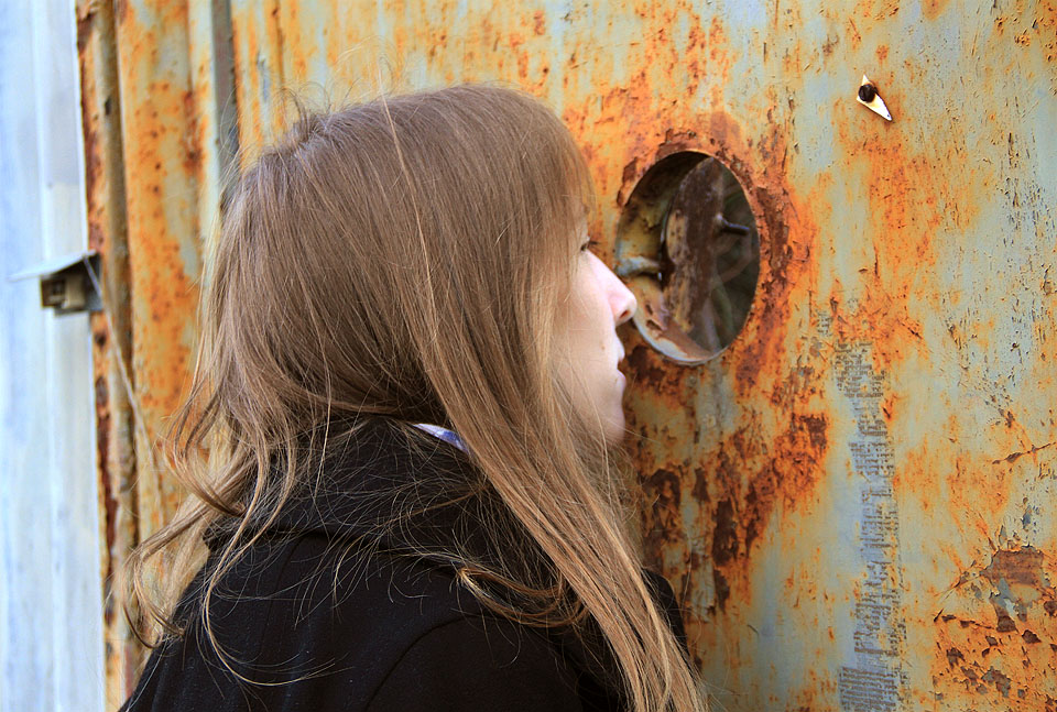 Co se asi skrývá za kruhovým průzorem brány do vojenského areálu?