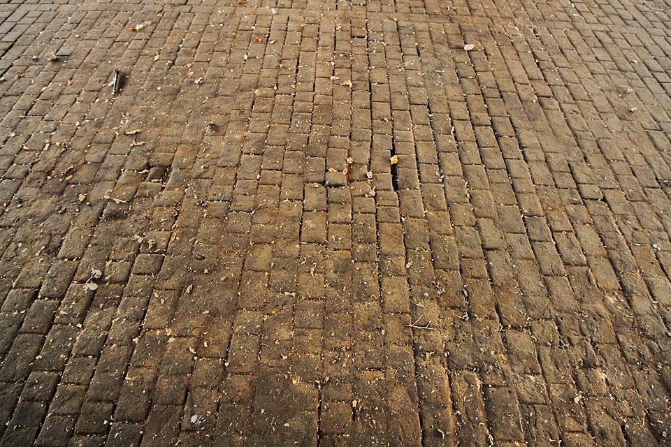 Podlahy jsou tu vydlážděny zvláštními cihlami nebo dřevěnými špalíky, tlumícími hluk a vstřebávajícími olej. 