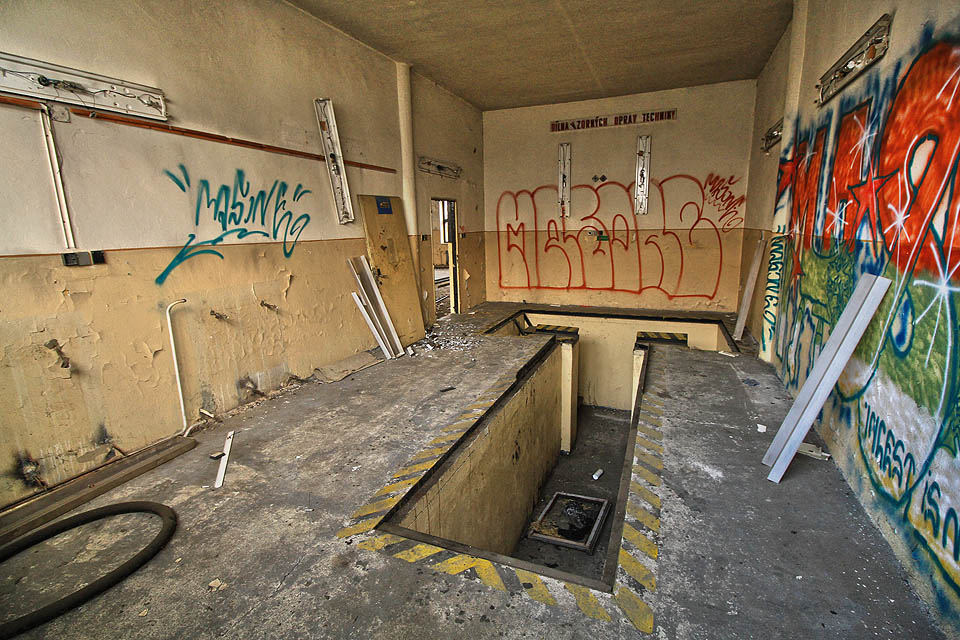 Opravárenská jímka v budově 2 na severní straně areálu.