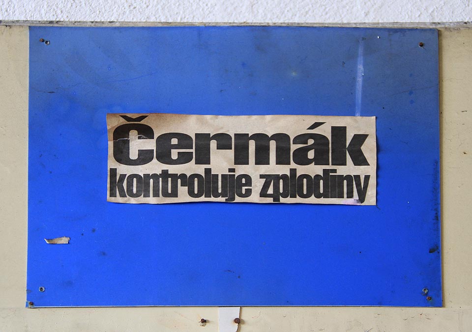 Najdeme tu však i jiné zvláštní nápisy a sdělení.