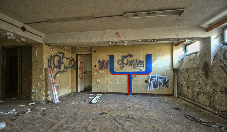 Výzdoba sklepních prostor už poněkud pozbyla na své eleganci socialistického umění 70. let.