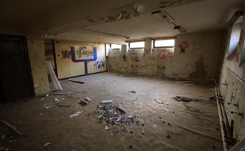 Těžko říct, k čemu největší místnost v suterénu sloužila, mohlo jít třeba o malou tělocvičnu.