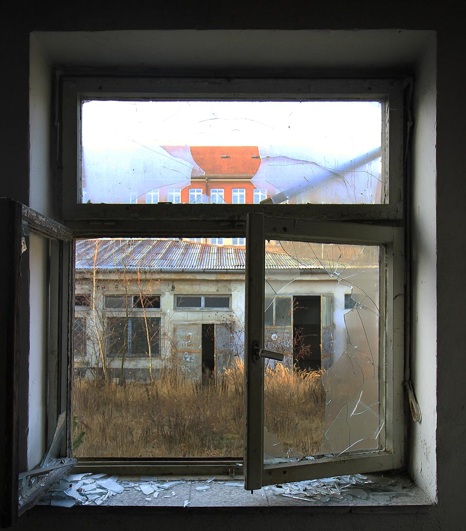 Jako mnoho jiných objektů, také budovy pod Lerchovou ulicí utrpěly ventilací agresivity občanů slabší mysli. Projevuje se třeba vytloukáním oken, ale může hrozit i důsledky mnohem závažnějšími.