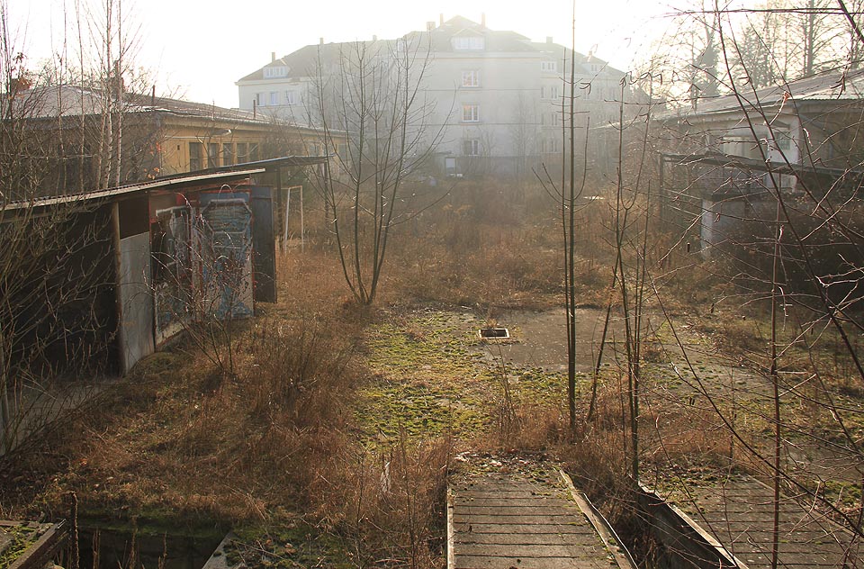 Pohled od severovýchodu na studené lednové slunce jen s obtížemi protrhávající ranní mlhu.