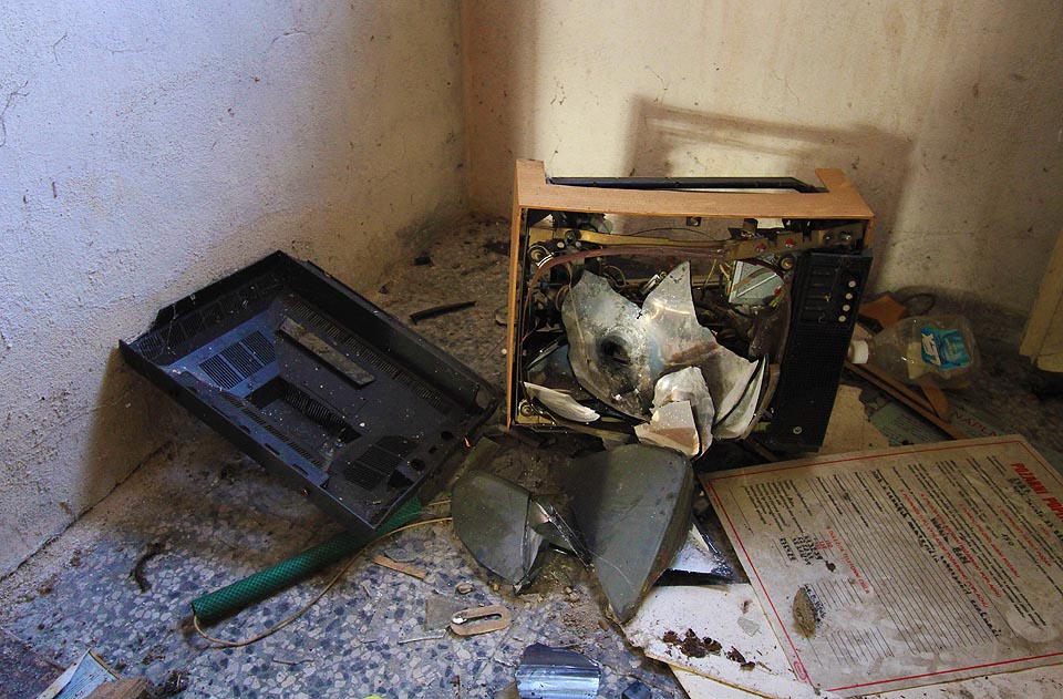 Jsou lidé, kterým rozbíjení televizních obrazovek přináší zvláštní uspokojení. Asdi si uvědomili, že bez set top boxu už by stejně neposloužila.