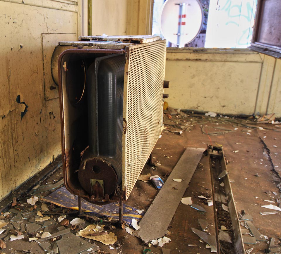 Plynová kamínka ohlodaná na kost.