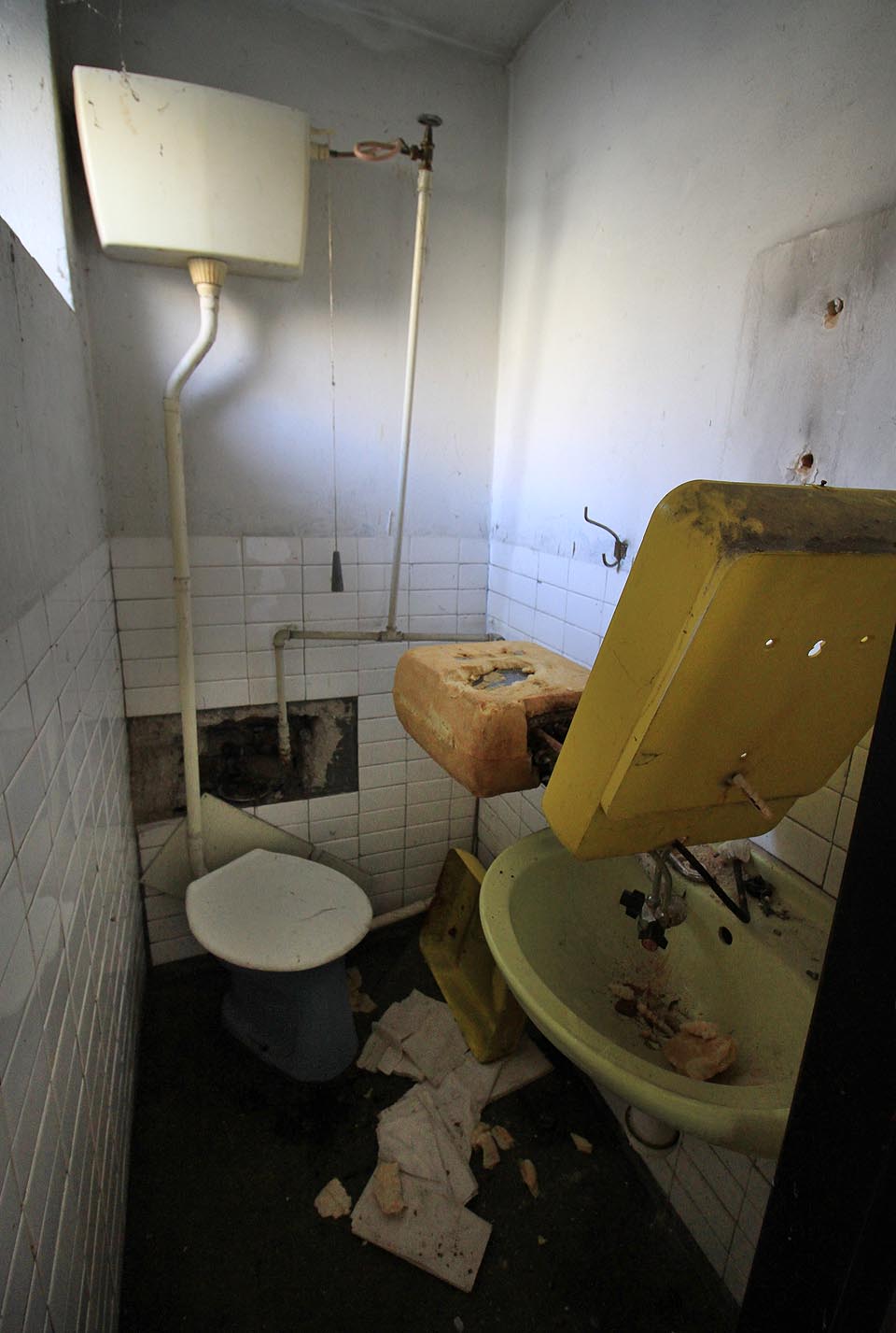 Toaleta je ještě poměrně funkční, zato ohřívač vody dostal přímý zásah.