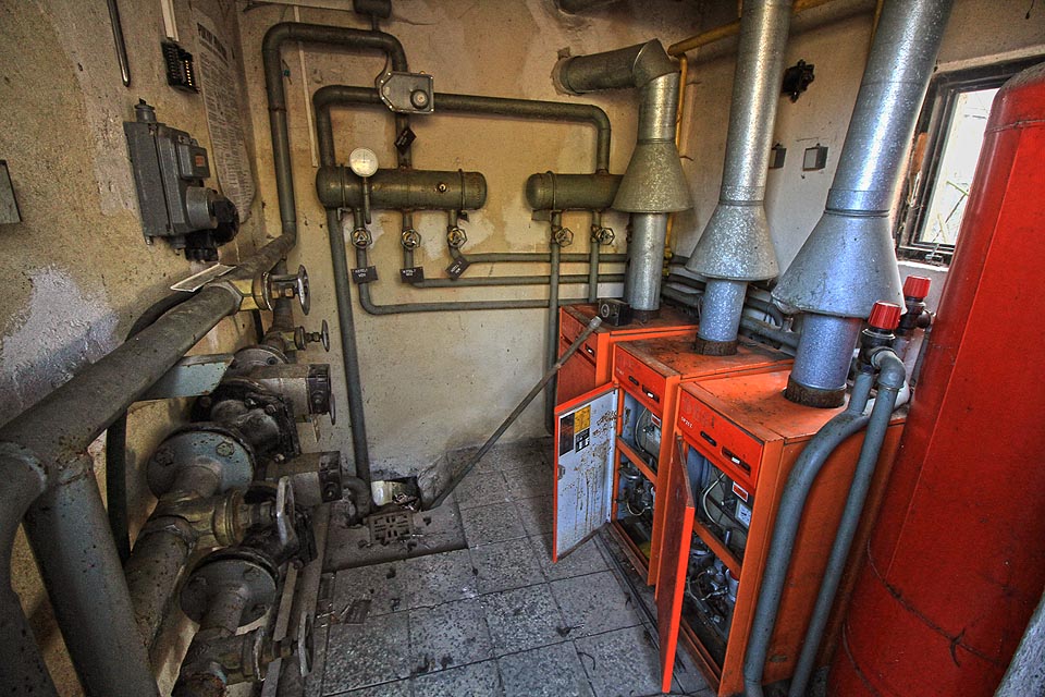 Také zde je baterie kotlů připravena k víceméně okamžitému zážehu.