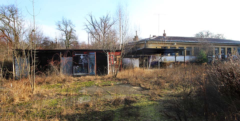 Pohled na sklad před hřištěm 5 a budovu 2 od severozápadu.