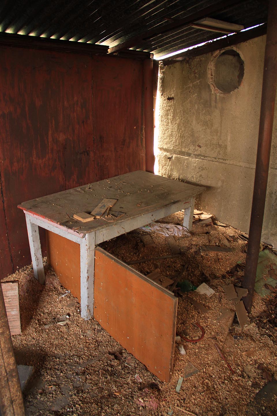 Číselm 6 je na plánku označeno zákoutí s přístřeškem v jihovýchodním cípu areálu, oddělené zdí a docela ukryté před zbytkem světa.