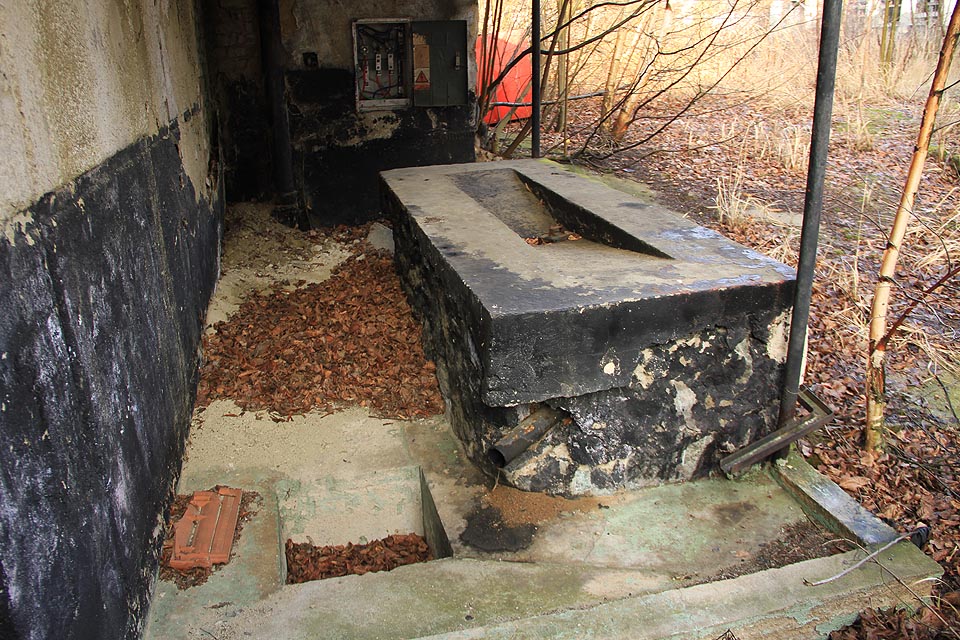 Betonová vana sloužící nejspíš k vypouštění oleje připomíná s trochou fantazie antický oltář k obětování živých zvířat bohům.