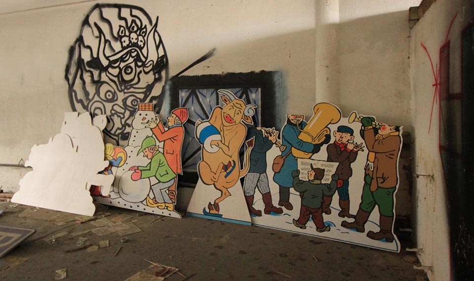 Celý areál zavání bizarností. Nejde jen o podivné malůvky či Ladovu krávu tančící na bruslích, která jako by pocházela z laciného horroru.